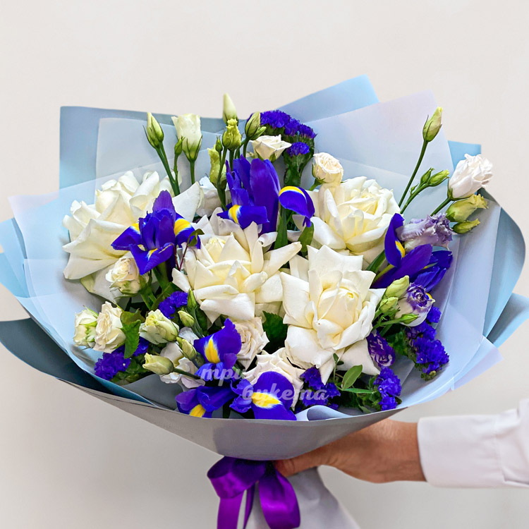 Букет белых французских роз с ирисами (крупный план)