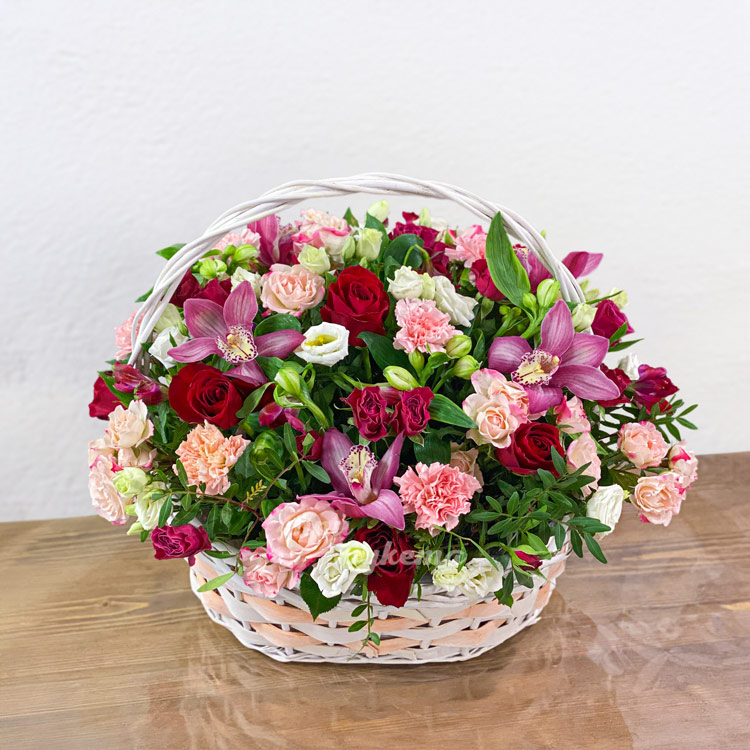 Корзина ярких роз, гвоздик и орхидей