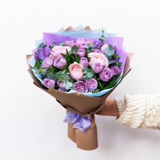 Сиреневые кустовые розы с ранункулюсами Сиреневые кустовые розы с ранункулюсами