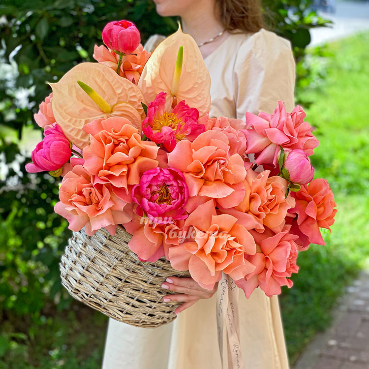 Корзина коралловых роз и розовых пионов (в руках флориста)