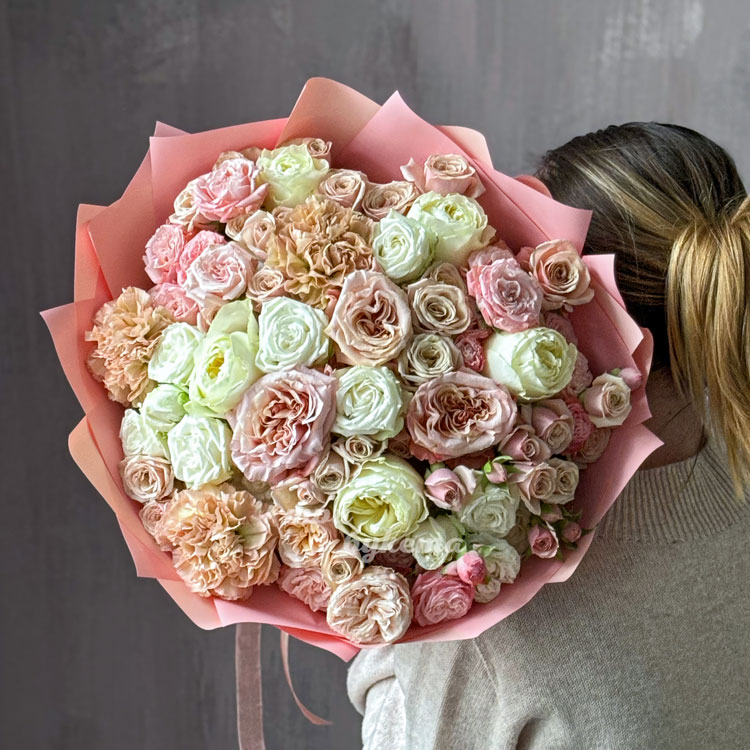 Букет нежных пионовидных роз и диантусов (на плече)