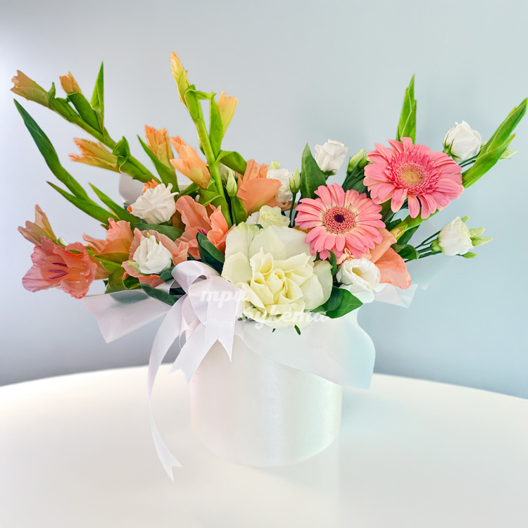 Коробка гладиолусов, эустом и гербер