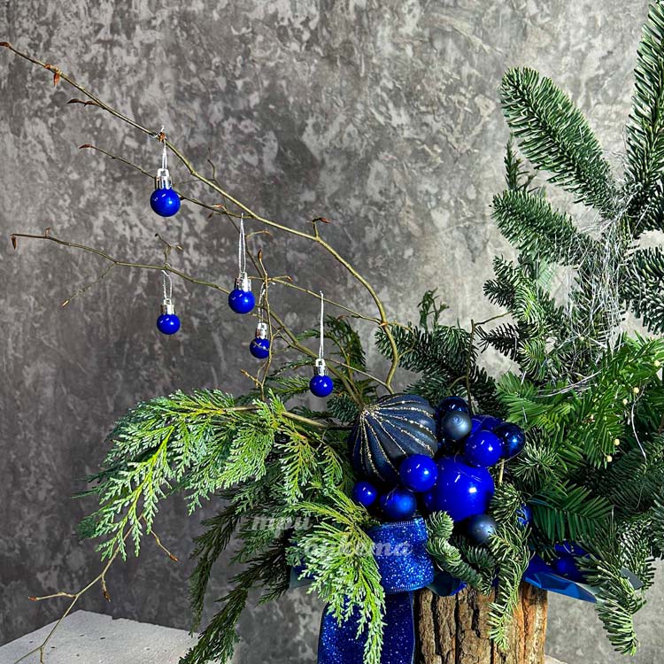 Кашпо с нобилисом и синими шариками (крупный план на игрушки)